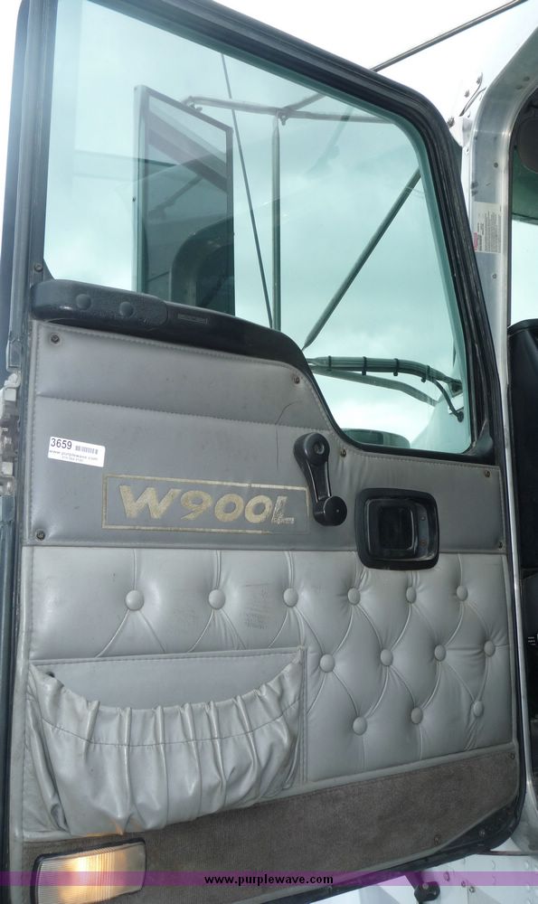 image for item 3659 2004 Kenworth W900L tractor truck