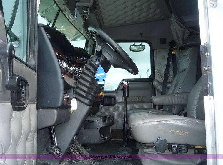 image for item 3659 2004 Kenworth W900L tractor truck