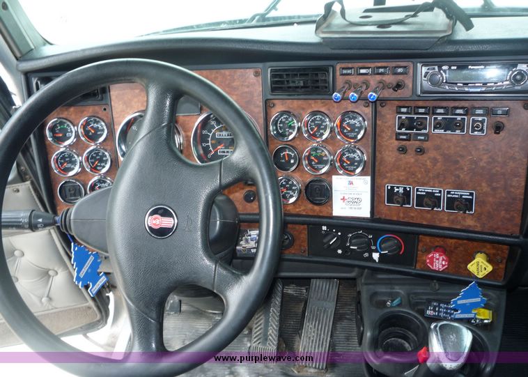 image for item 3659 2004 Kenworth W900L tractor truck