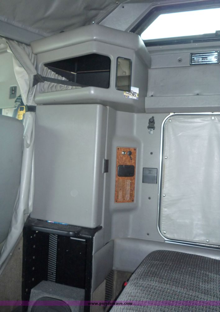 image for item 3659 2004 Kenworth W900L tractor truck