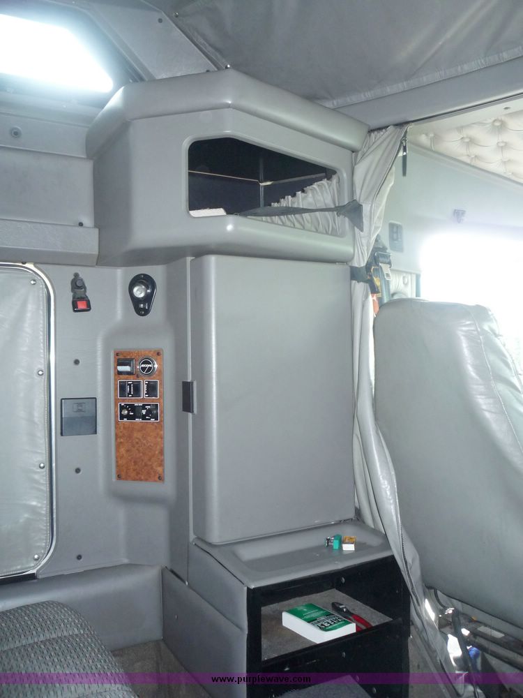 image for item 3659 2004 Kenworth W900L tractor truck