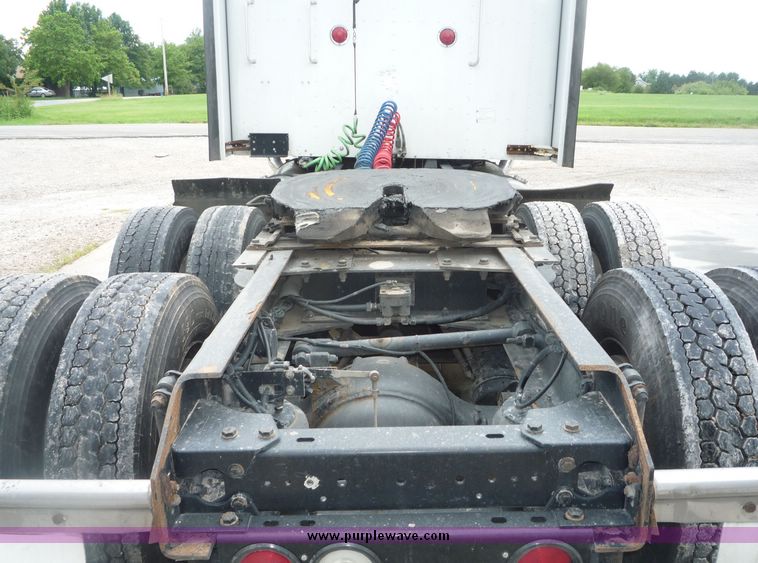 image for item 3659 2004 Kenworth W900L tractor truck