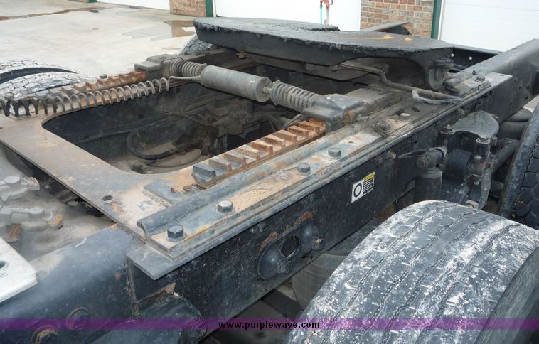 image for item 3659 2004 Kenworth W900L tractor truck