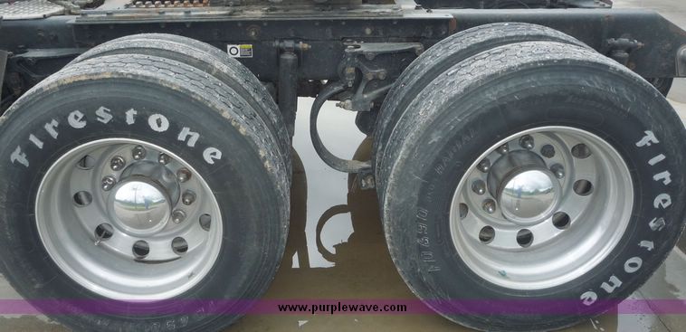 image for item 3659 2004 Kenworth W900L tractor truck