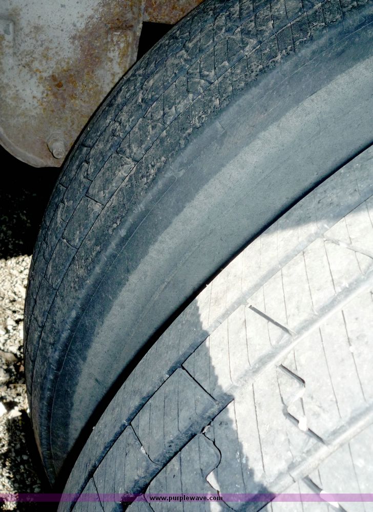 image for item 3926 1984 Dorsey tandem axle van trailer