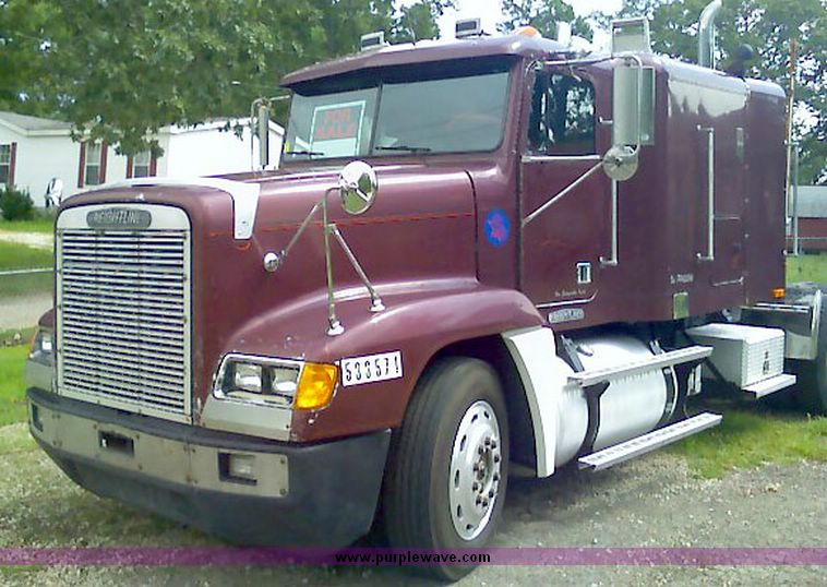 image for item 4019 1993 Freightliner Conventional FLD120 tractor truck