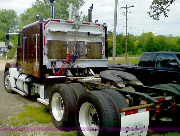 image for item 4019 1993 Freightliner Conventional FLD120 tractor truck