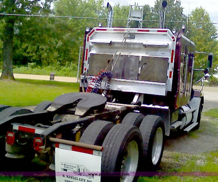 image for item 4019 1993 Freightliner Conventional FLD120 tractor truck