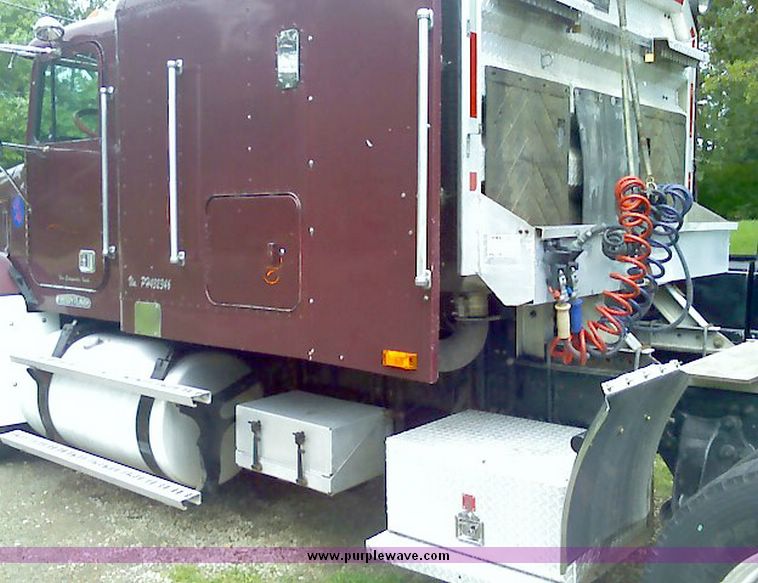 image for item 4019 1993 Freightliner Conventional FLD120 tractor truck