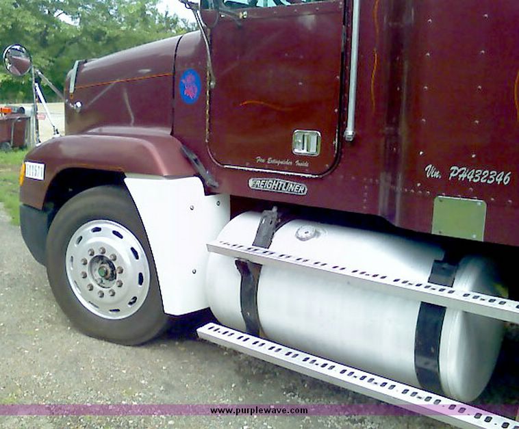 image for item 4019 1993 Freightliner Conventional FLD120 tractor truck