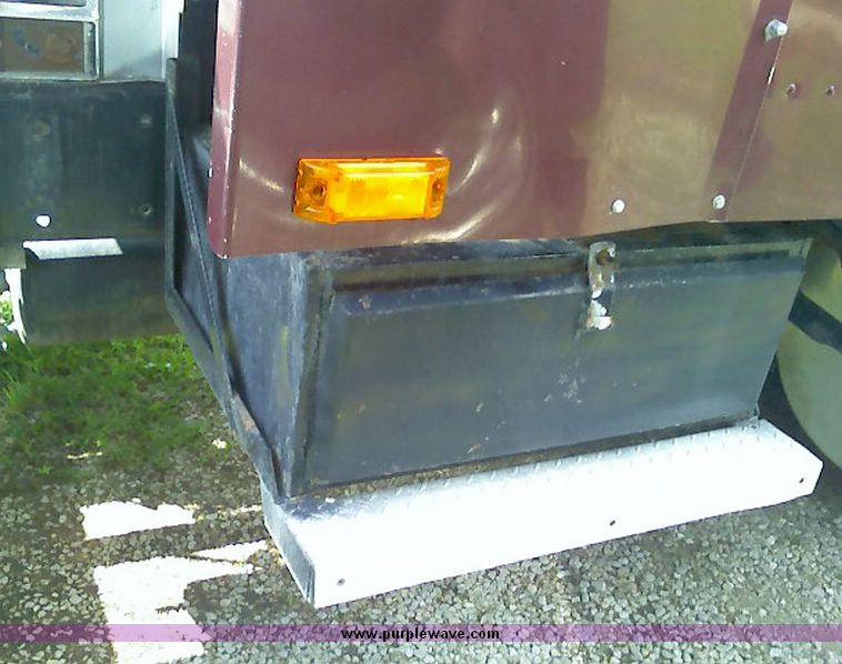 image for item 4019 1993 Freightliner Conventional FLD120 tractor truck