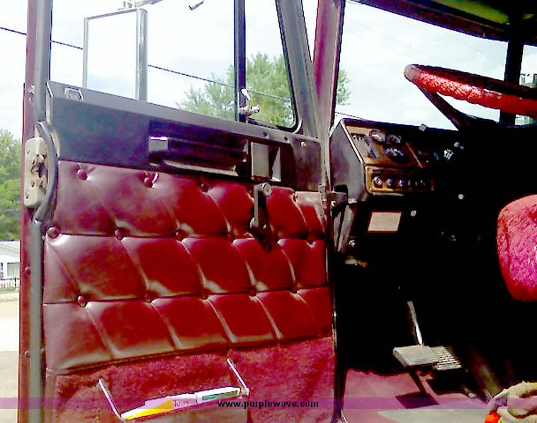 image for item 4019 1993 Freightliner Conventional FLD120 tractor truck