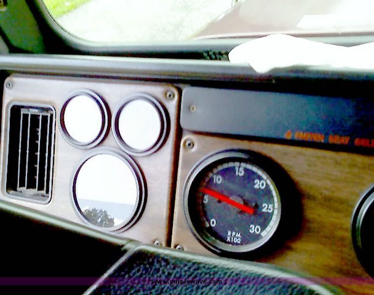 image for item 4019 1993 Freightliner Conventional FLD120 tractor truck