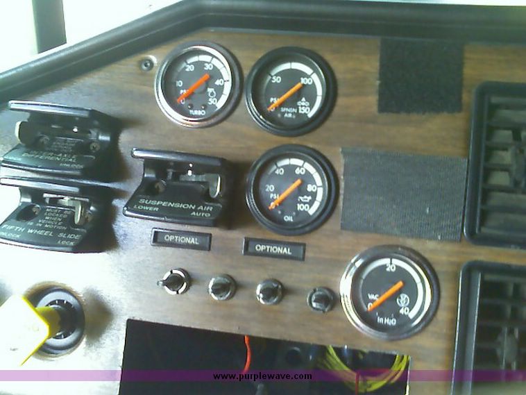 image for item 4019 1993 Freightliner Conventional FLD120 tractor truck