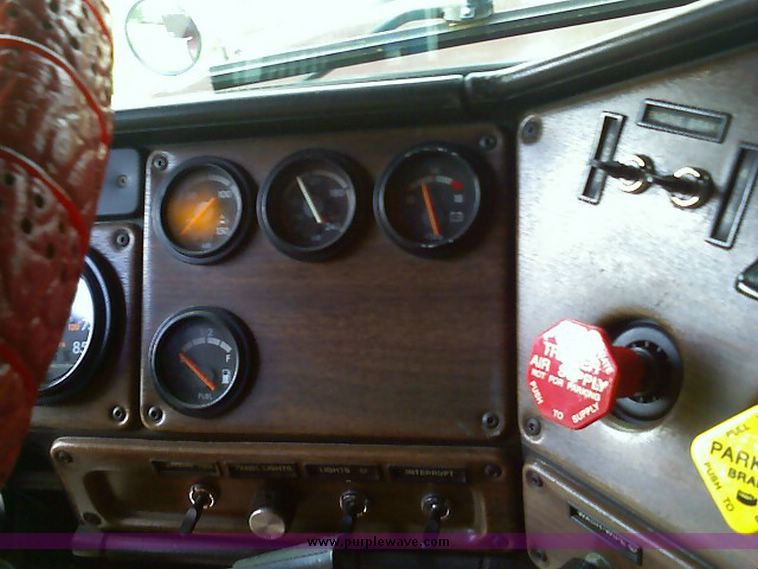 image for item 4019 1993 Freightliner Conventional FLD120 tractor truck