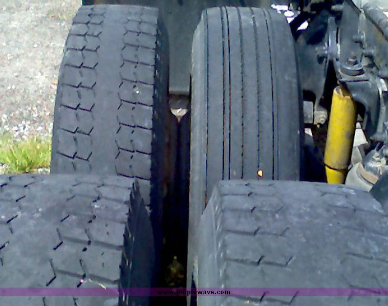 image for item 4019 1993 Freightliner Conventional FLD120 tractor truck