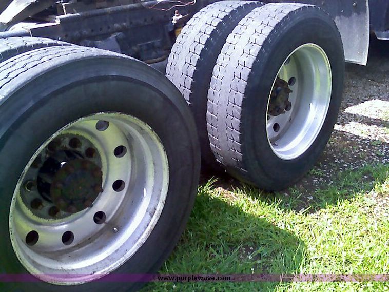 image for item 4019 1993 Freightliner Conventional FLD120 tractor truck