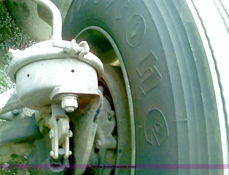 image for item 4019 1993 Freightliner Conventional FLD120 tractor truck