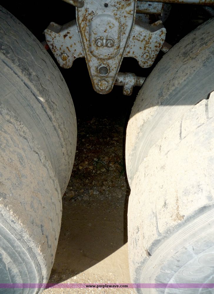 image for item 4024 1985 Great Dane tandem axle van trailer