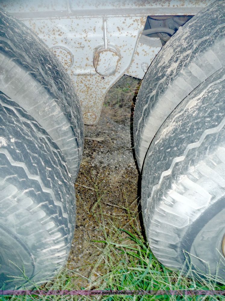 image for item 4060 1984 Fruehauf tandem axle van trailer