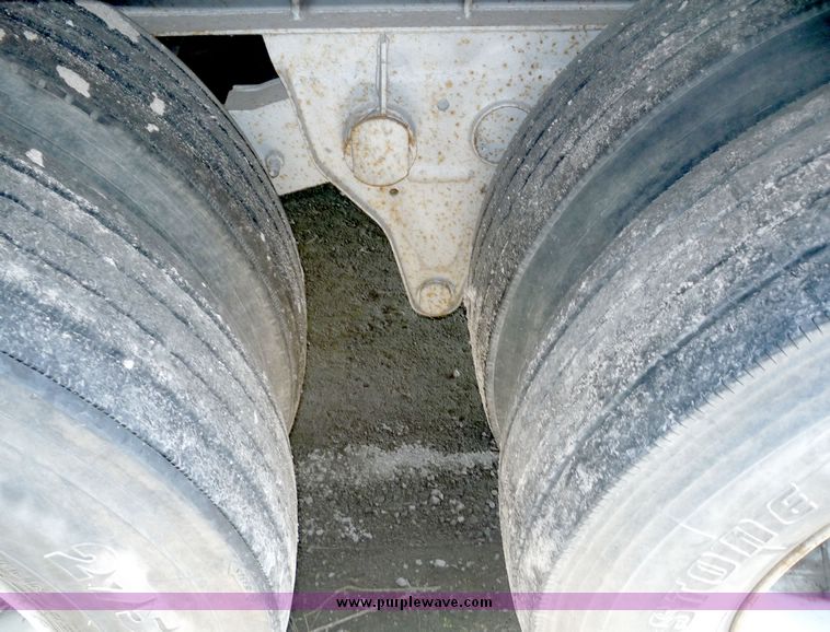 image for item 5004 1984 Fruehauf tandem axle van trailer