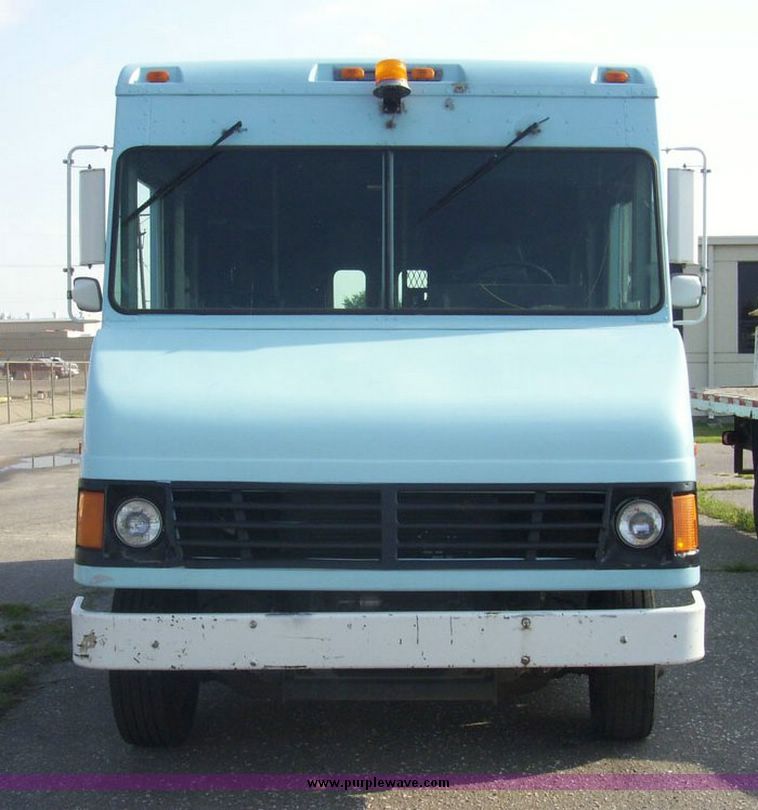 image for item 4487 2000 Freigtliner MT55 walk in van