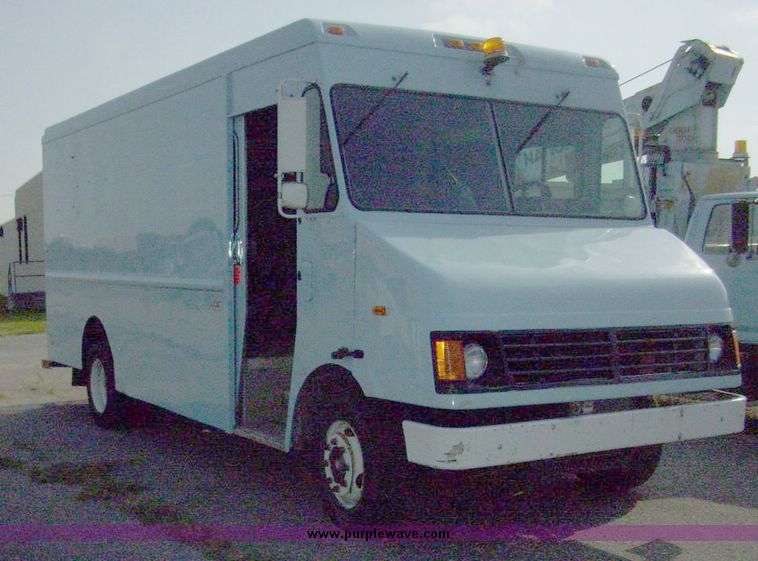 image for item 4487 2000 Freigtliner MT55 walk in van