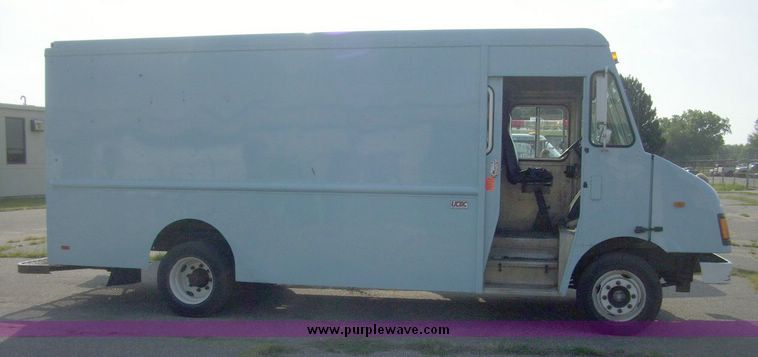 image for item 4487 2000 Freigtliner MT55 walk in van