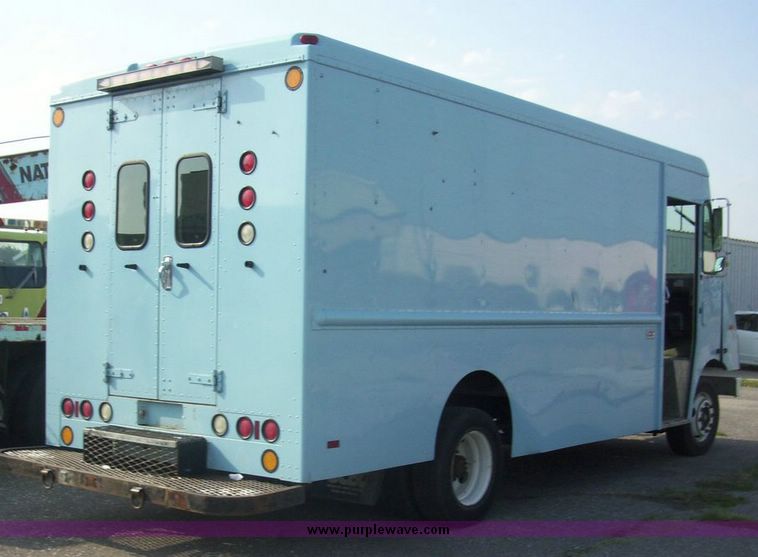 image for item 4487 2000 Freigtliner MT55 walk in van