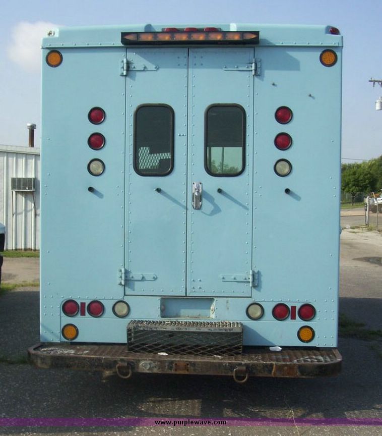 image for item 4487 2000 Freigtliner MT55 walk in van