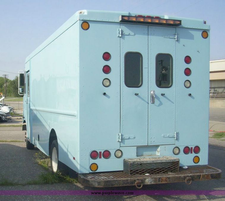 image for item 4487 2000 Freigtliner MT55 walk in van