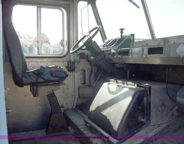 image for item 4487 2000 Freigtliner MT55 walk in van