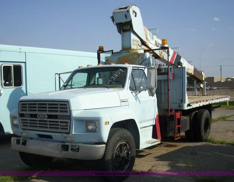 image for item 4488 1985 Ford F700 crane truck