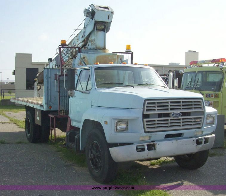 image for item 4488 1985 Ford F700 crane truck