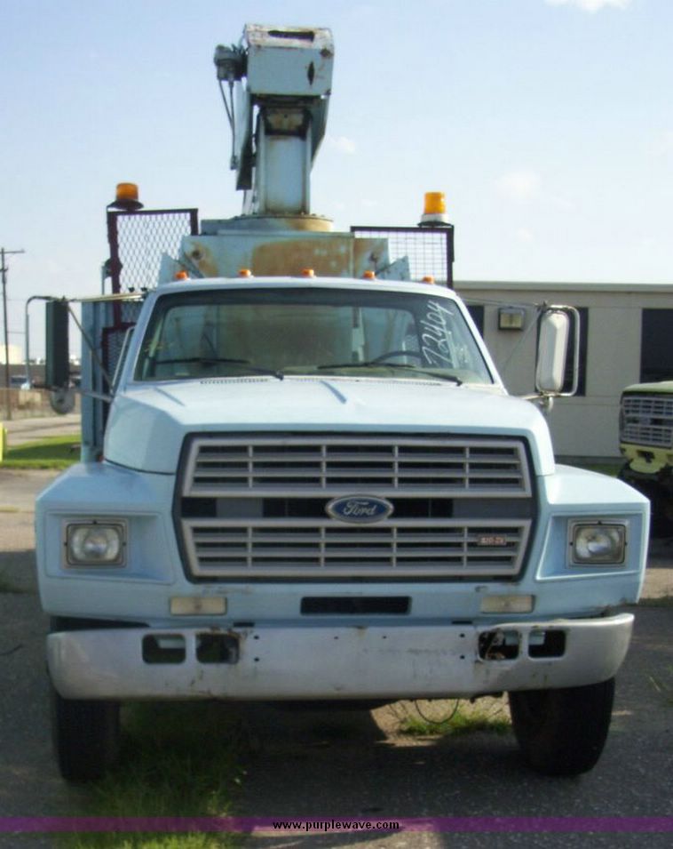 image for item 4488 1985 Ford F700 crane truck