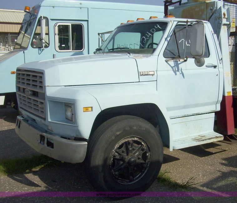 image for item 4488 1985 Ford F700 crane truck