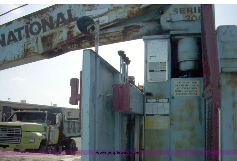 image for item 4488 1985 Ford F700 crane truck