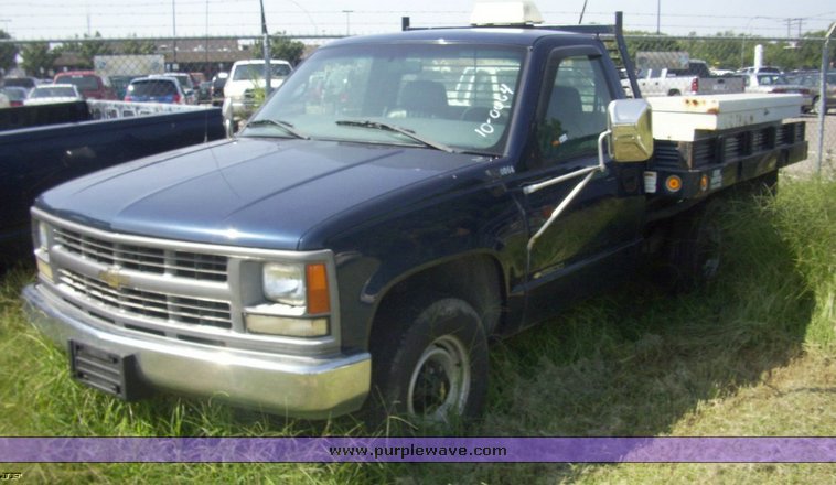 image for item 4528 1999 Chevrolet C2500 flat bed truck