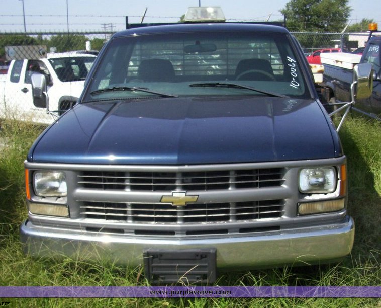 image for item 4528 1999 Chevrolet C2500 flat bed truck