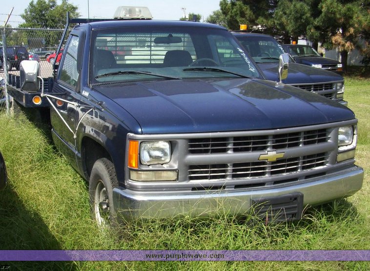 image for item 4528 1999 Chevrolet C2500 flat bed truck
