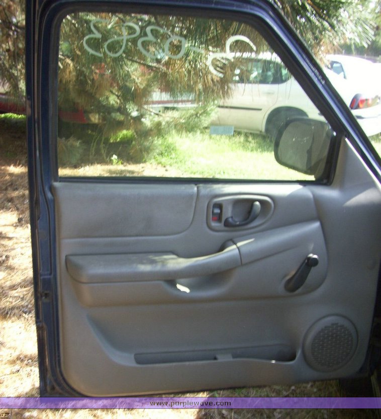 image for item 4532 2002 Chevrolet S-10