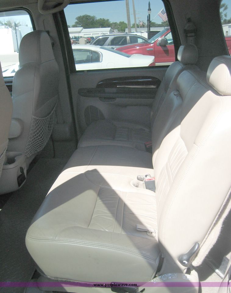 image for item 2689 2000 Ford Excursion Limited