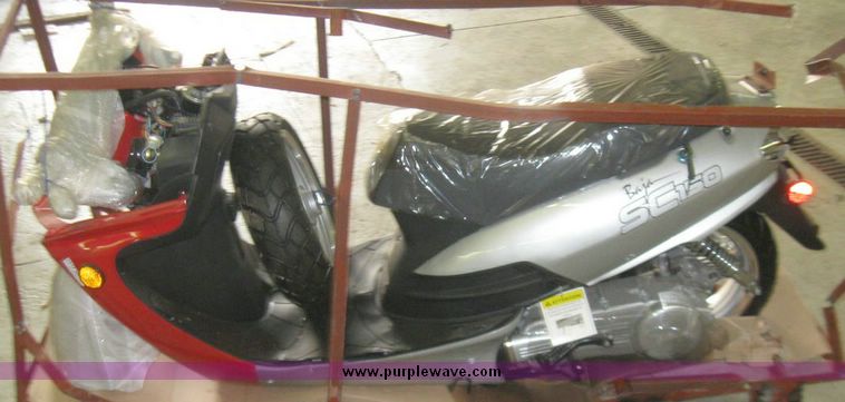 image for item 3312 Baja Sun City 150cc Road Scooter