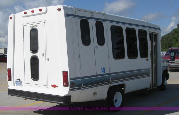 image for item 4233 2000 Ford E-40 Diamond VIP 2200 bus