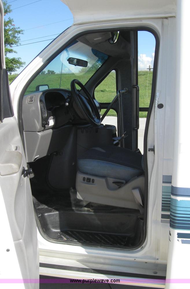 image for item 4233 2000 Ford E-40 Diamond VIP 2200 bus