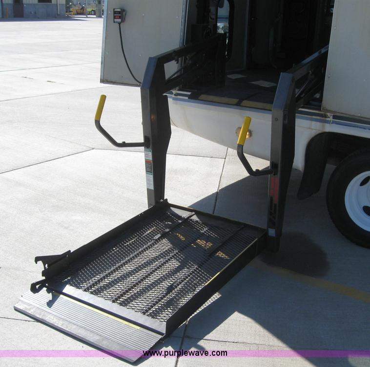 image for item 4233 2000 Ford E-40 Diamond VIP 2200 bus