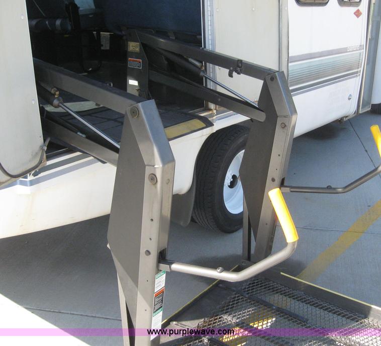 image for item 4233 2000 Ford E-40 Diamond VIP 2200 bus