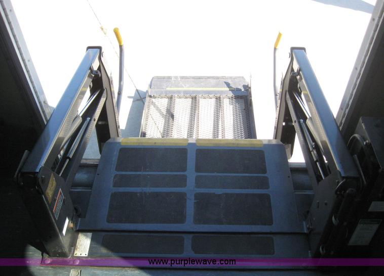 image for item 4233 2000 Ford E-40 Diamond VIP 2200 bus