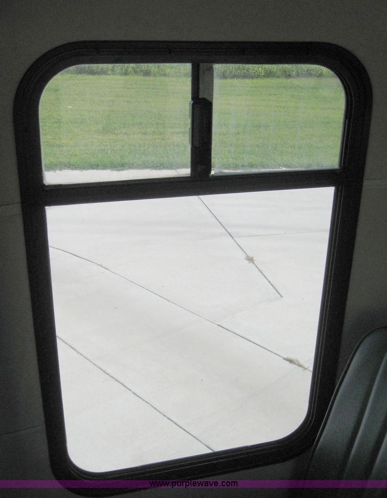 image for item 4233 2000 Ford E-40 Diamond VIP 2200 bus