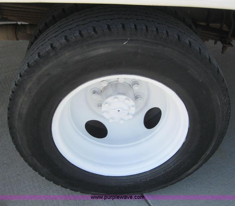 image for item 4233 2000 Ford E-40 Diamond VIP 2200 bus